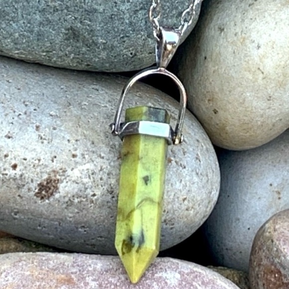 Lizardite Sterling Silver Meditation Point Necklace - Picture 1 of 4